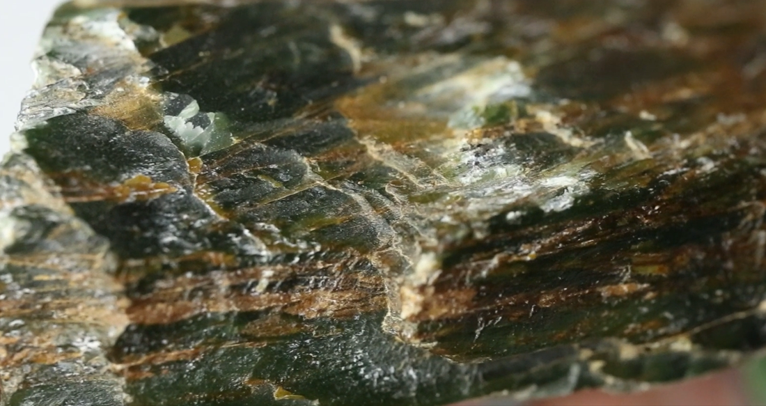 Will Examining Fracture Type Help You Identify Jade?